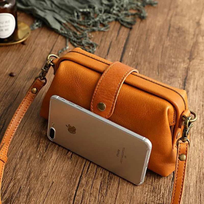 Quinn | Compact Classic Retro Shoulder Bag